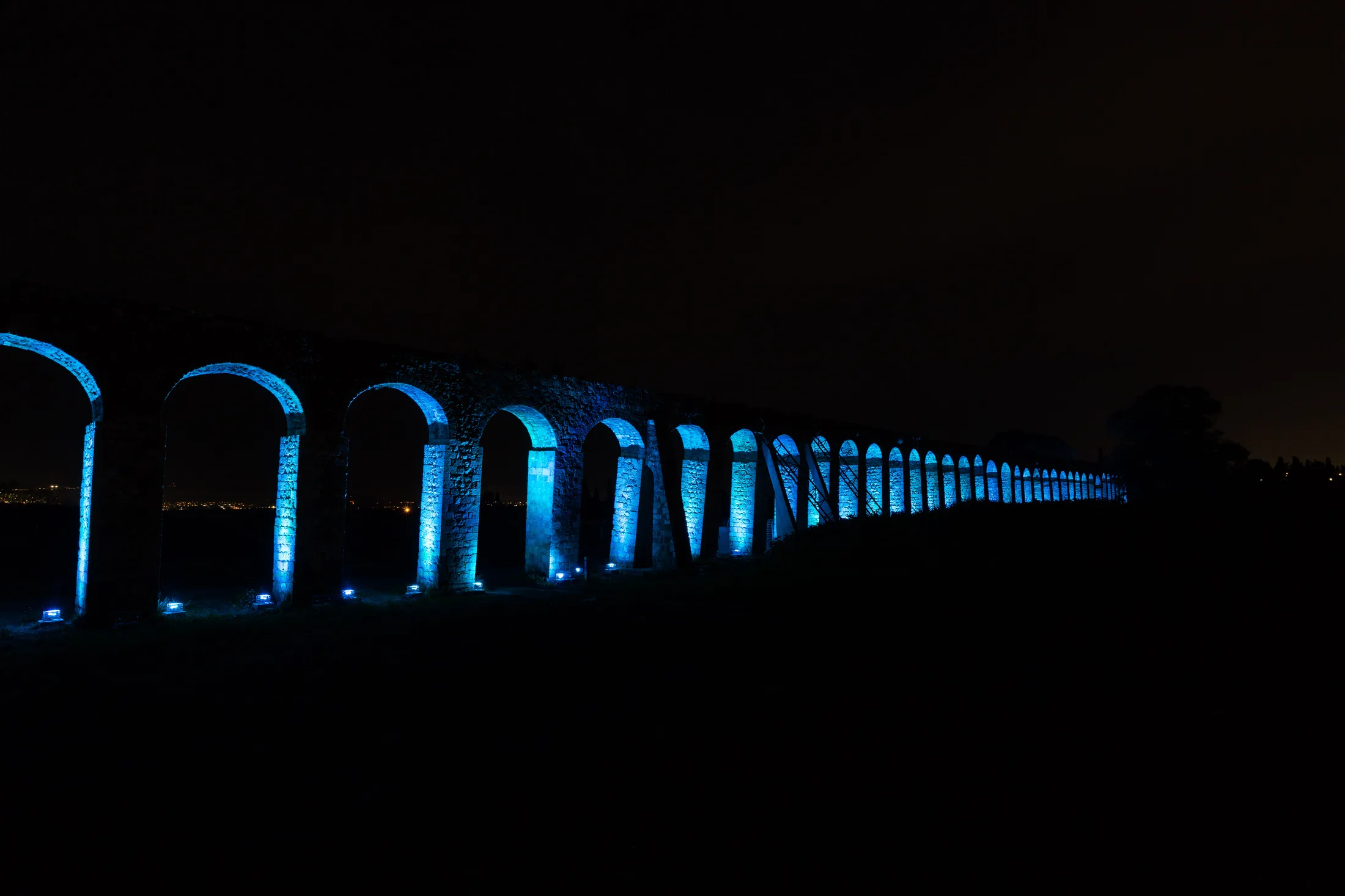 Night lighting for the aqueduct