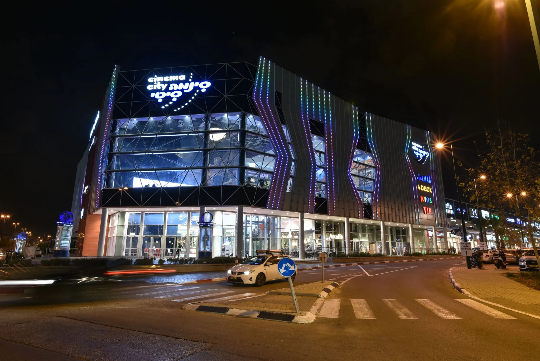 Illuminated media facade at Cinema City Netanya