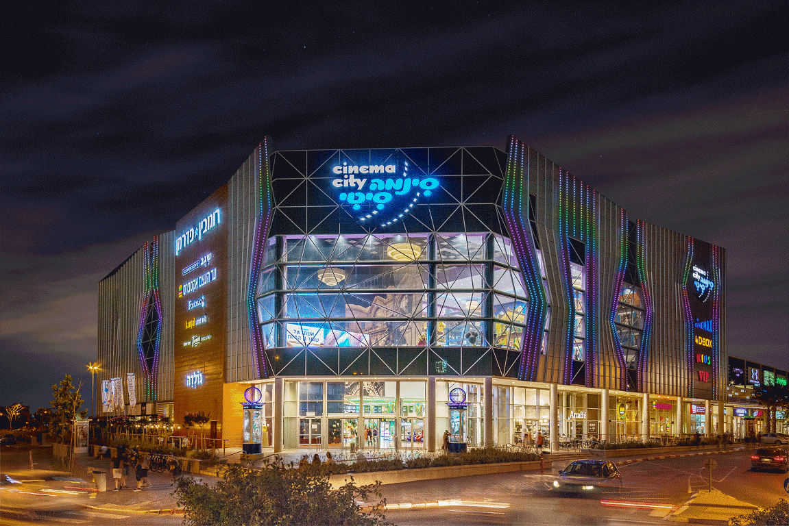 Dynamic lighting animation on Cinema City Netanya facade