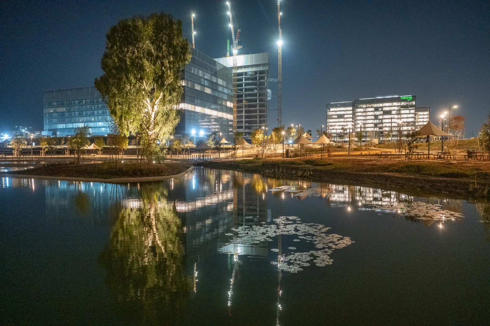 Complex 1000 Rishon LeZion - landscape and public realm lighting 9