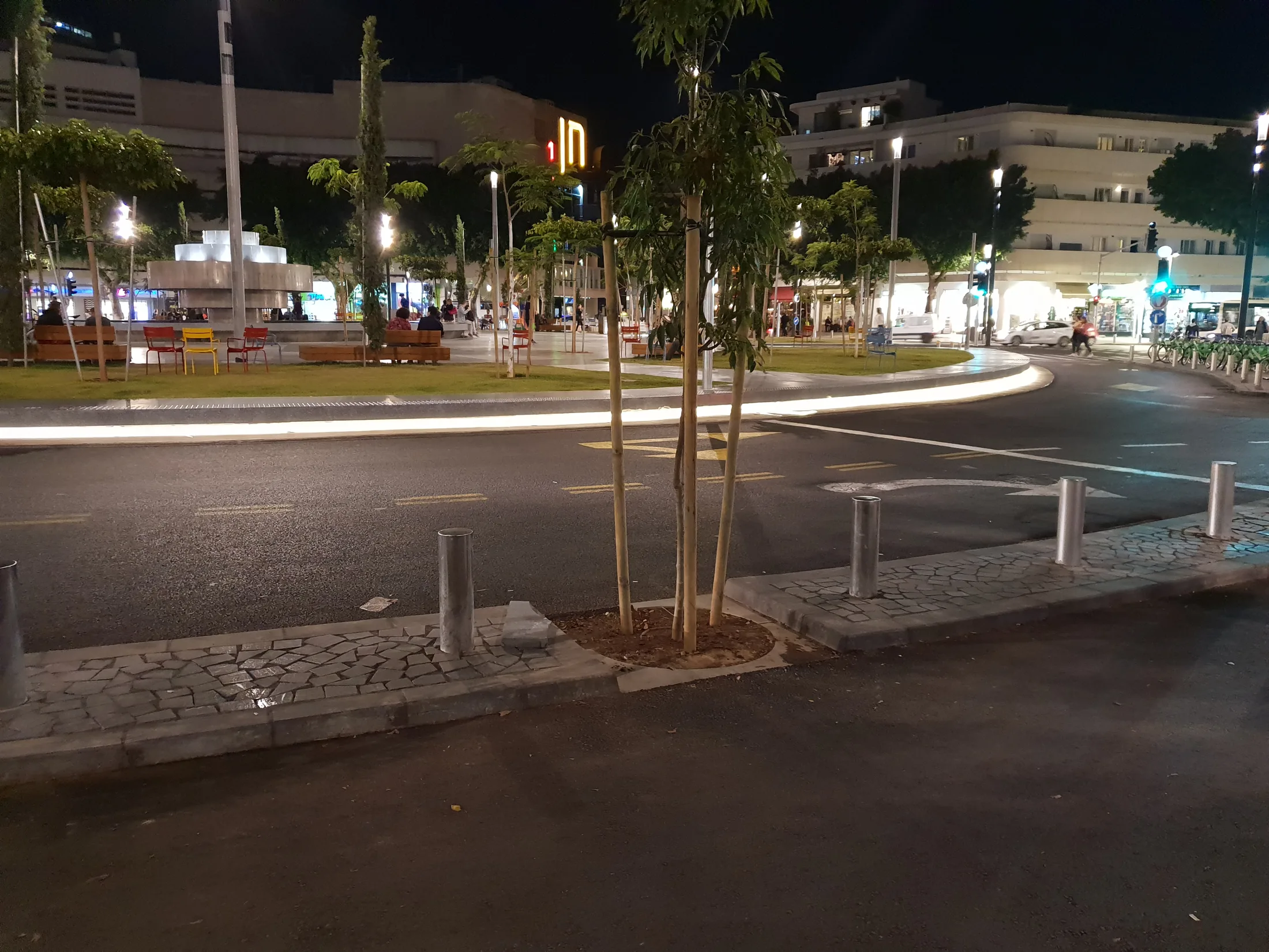 Public realm lighting at Dizengoff Circle