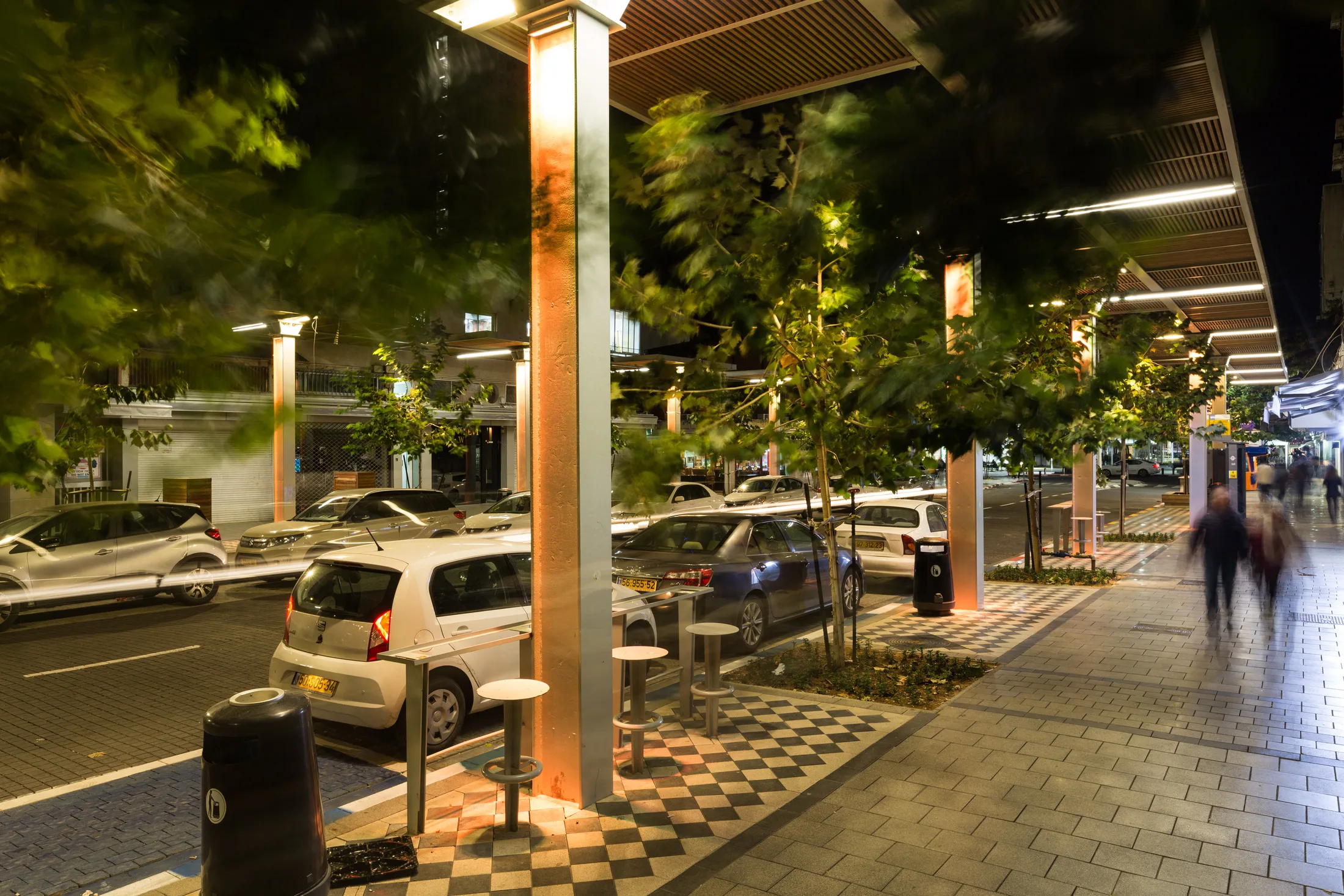 The street with multi-head lighting poles beside the colonnade
