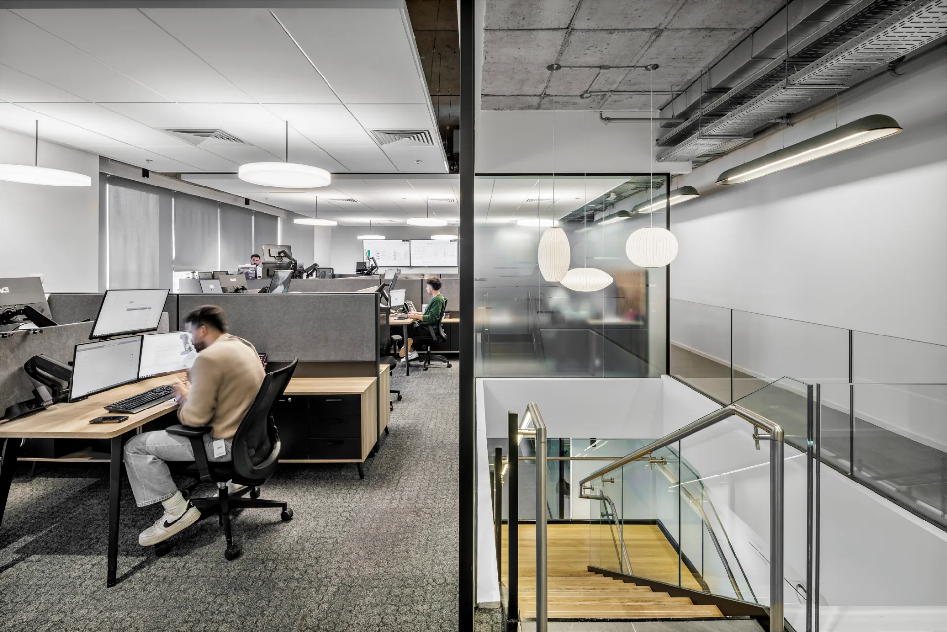Glazed meeting rooms along the workspace