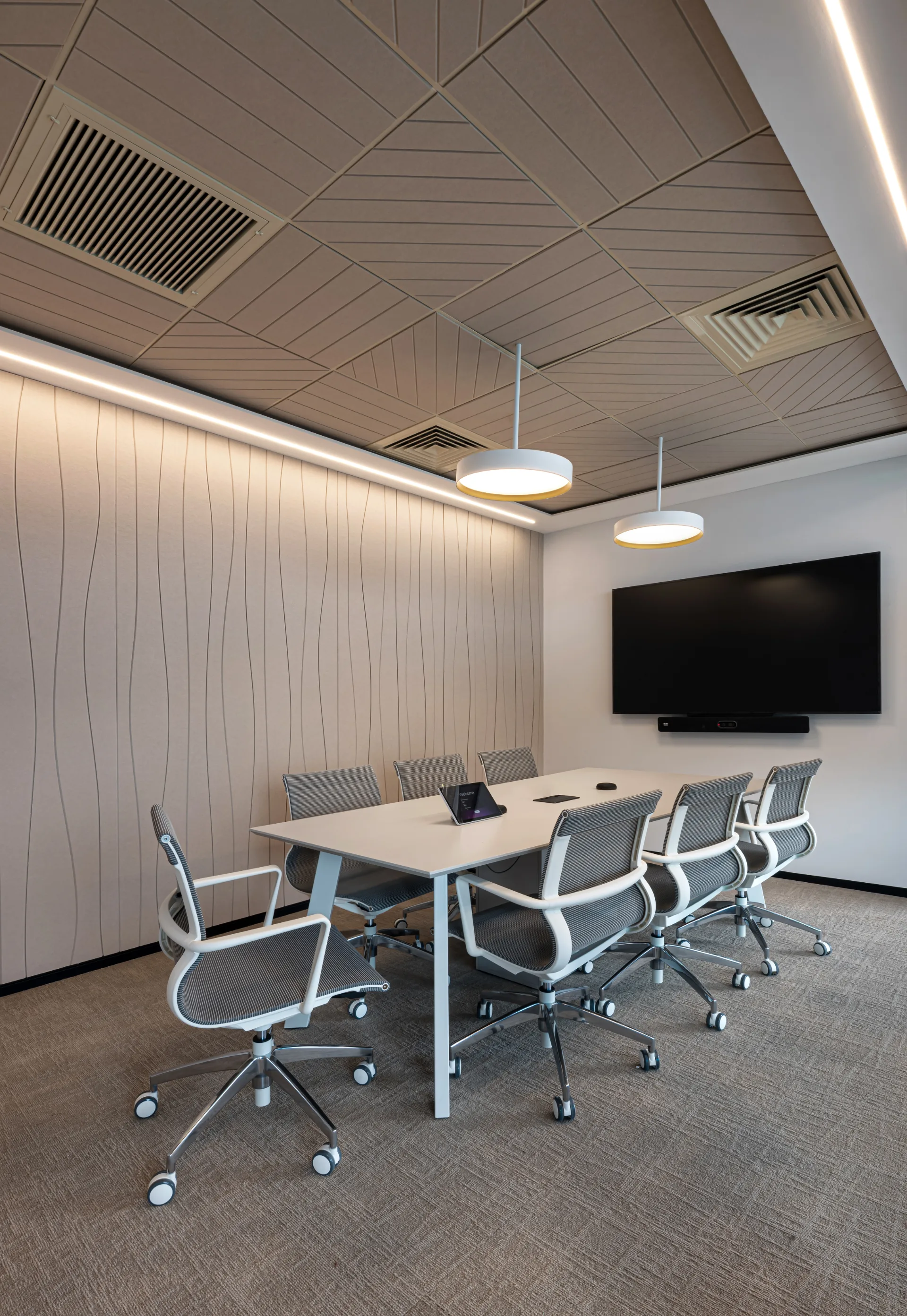 Meeting room with ring fixtures and a light felt ceiling