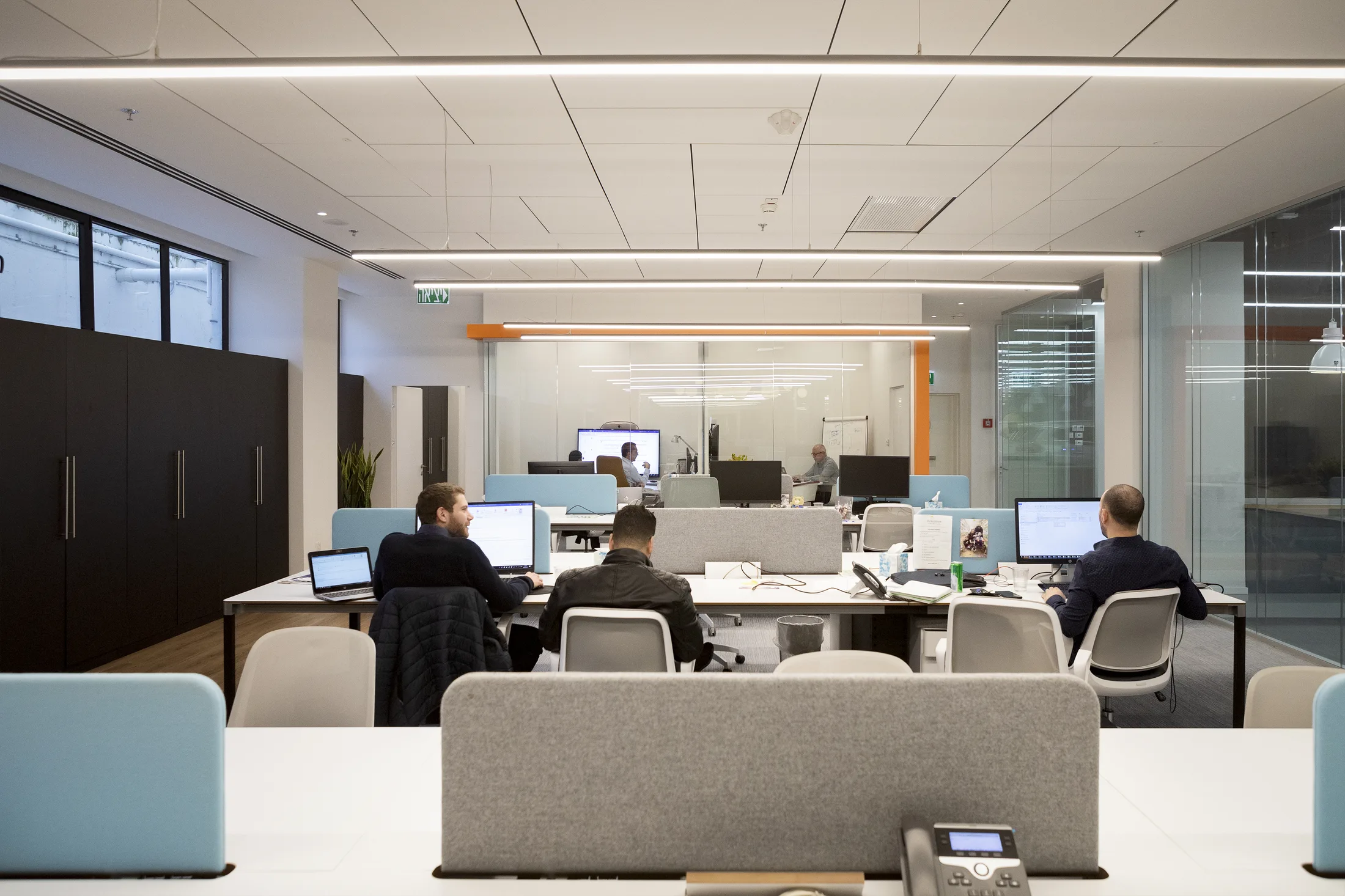 Open-plan workstations under linear lighting