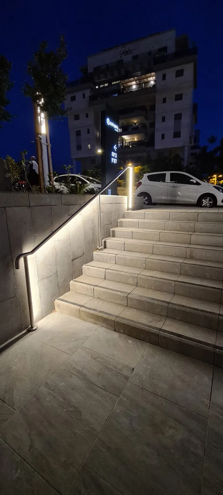 Steps with wall-grazing light at the center