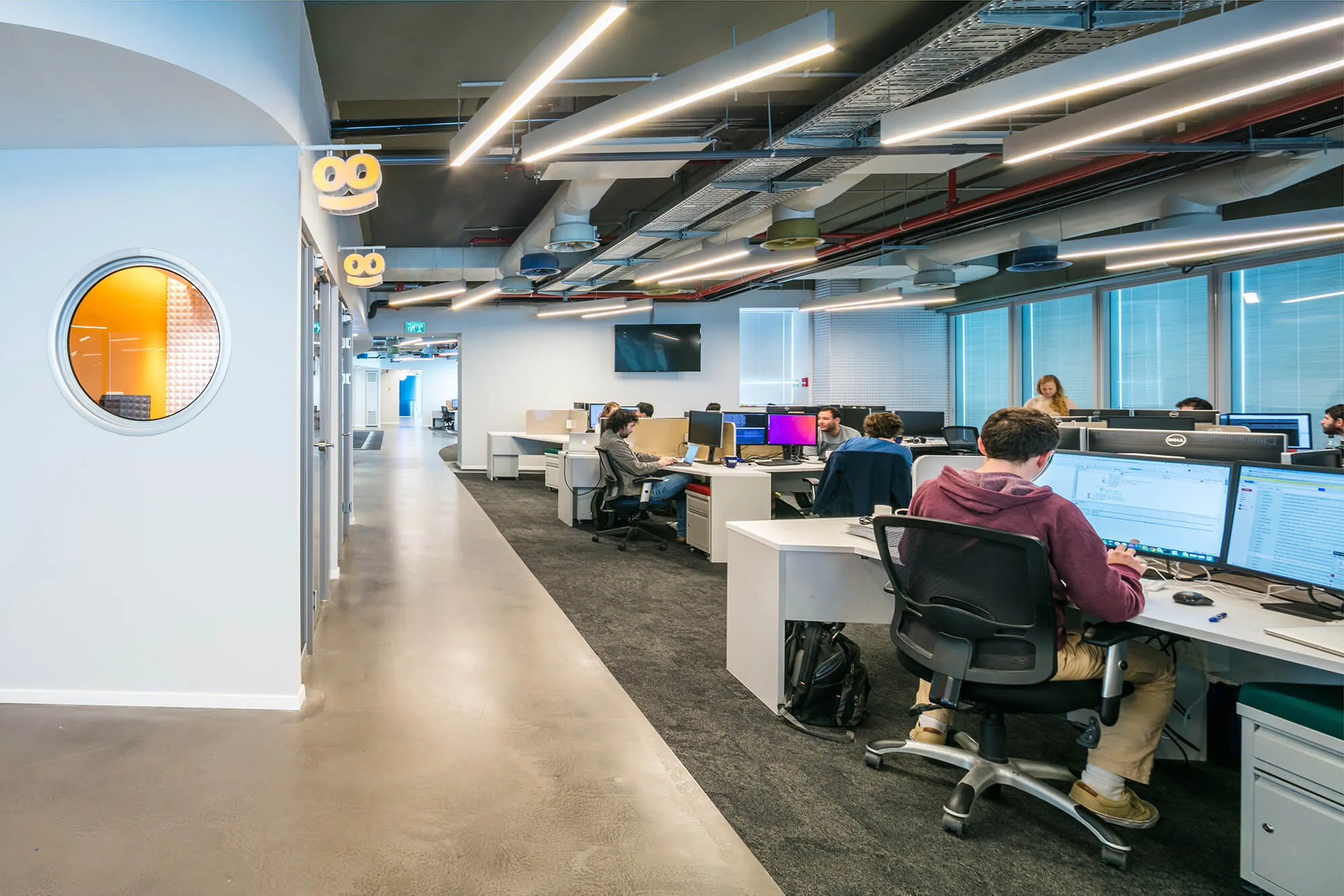 Open-plan work floor with continuous linear lighting