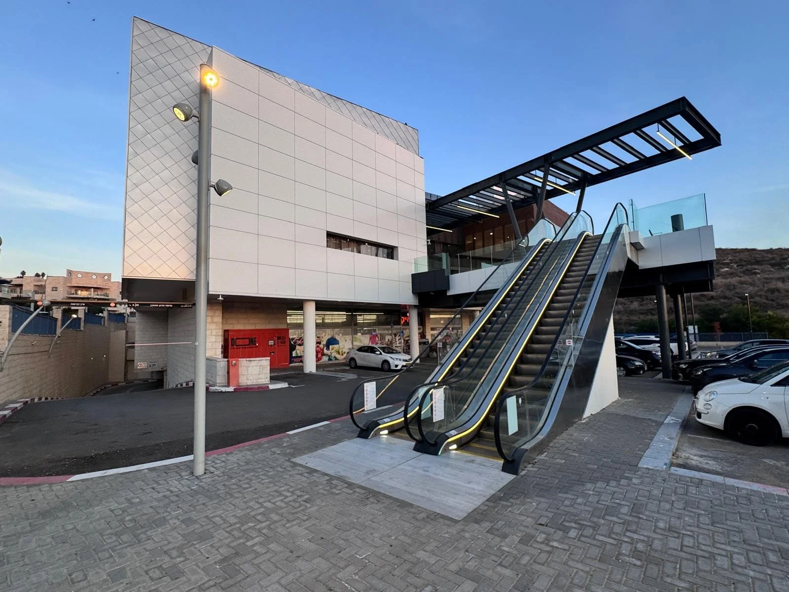 Outdoor escalator and entrance to the commercial center