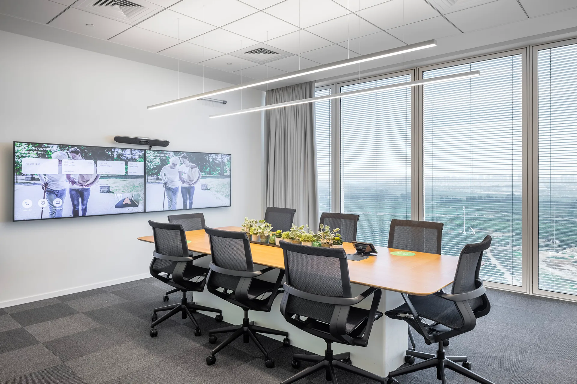 Workstations and meeting seating near the facade