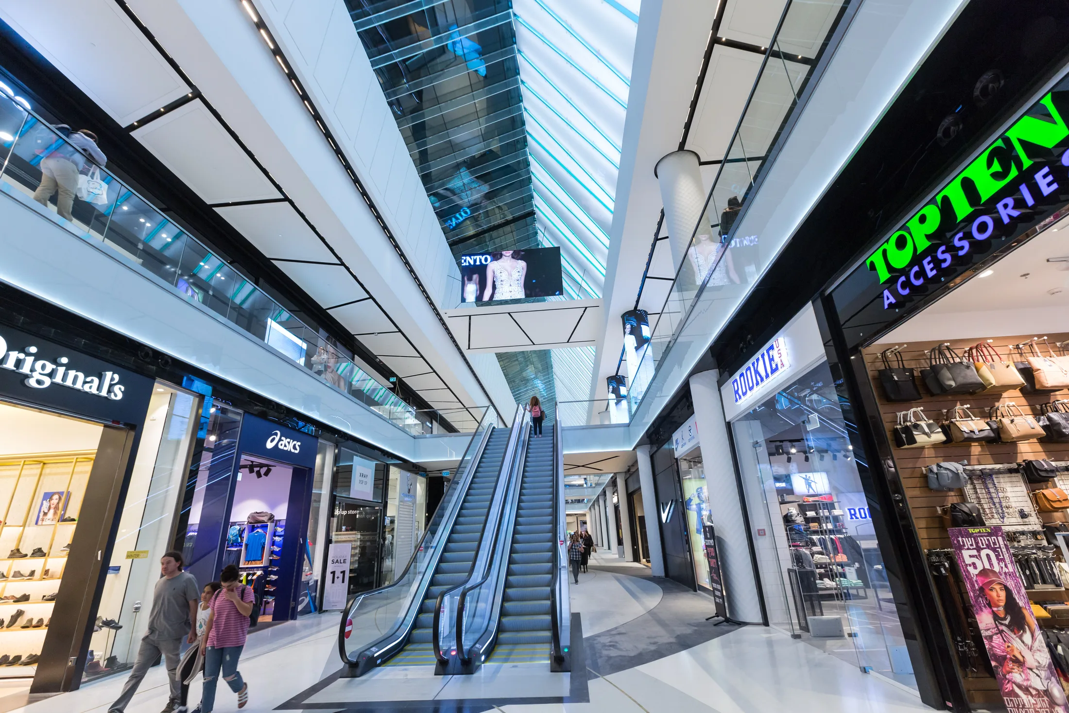 Daylight and artificial lighting in the mall