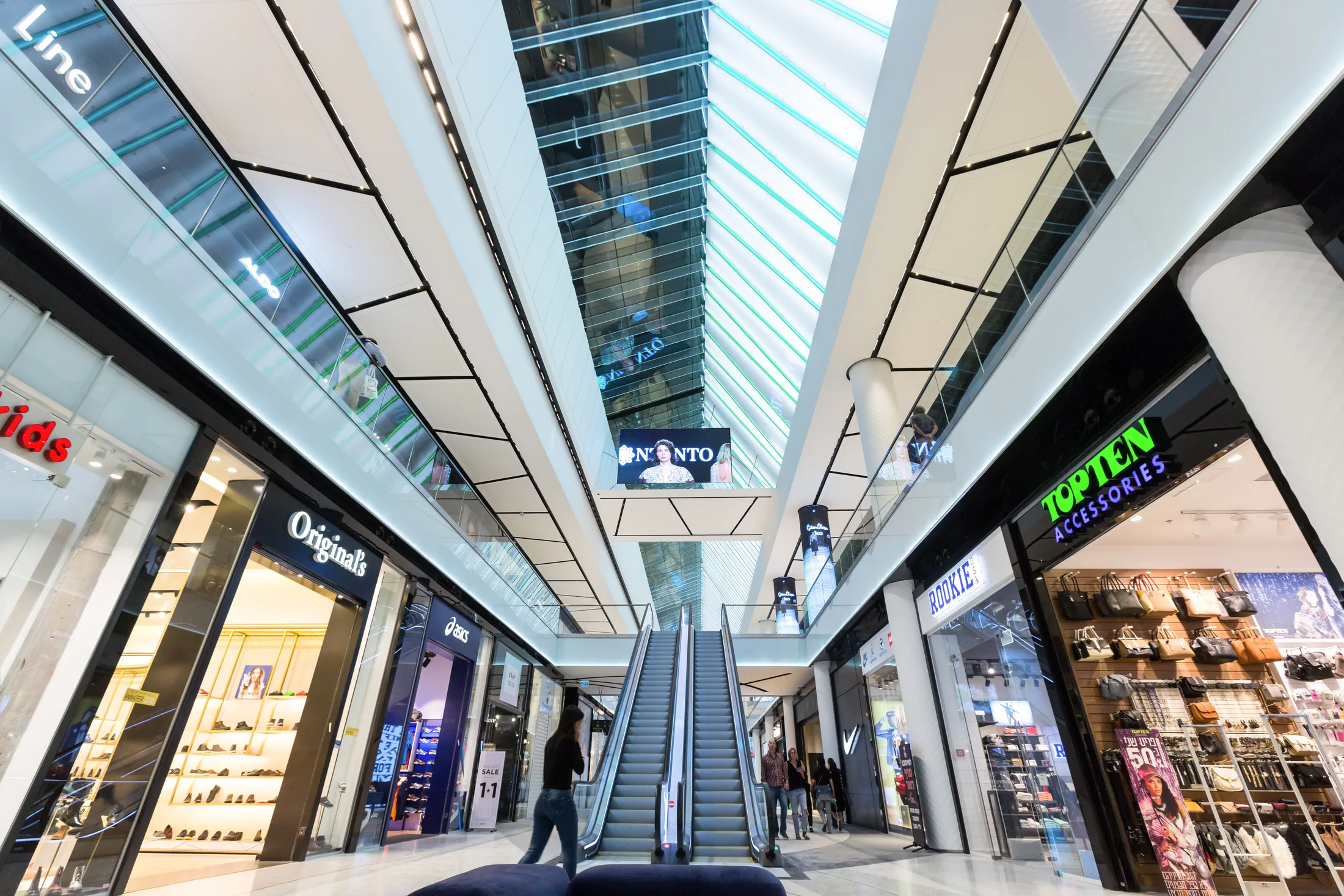 Stores and circulation areas in the mall