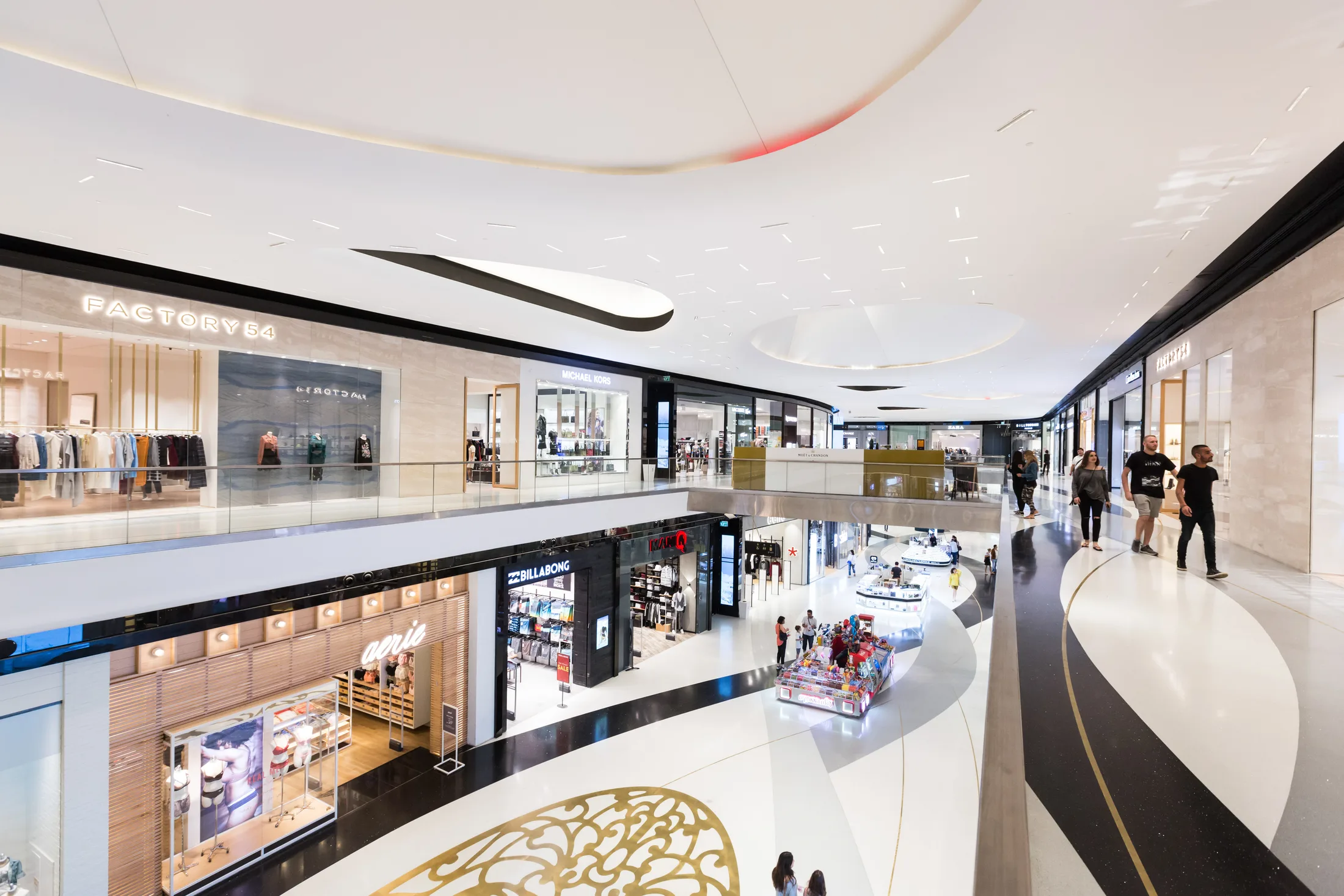 Architectural lighting in a shopping center